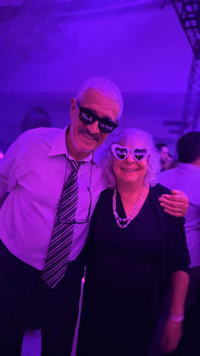 Pareja mayor posando con anteojos