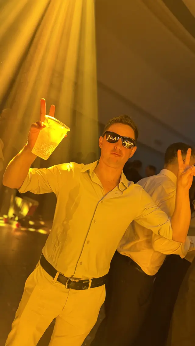 Invitado celebrando bajo luz dorada