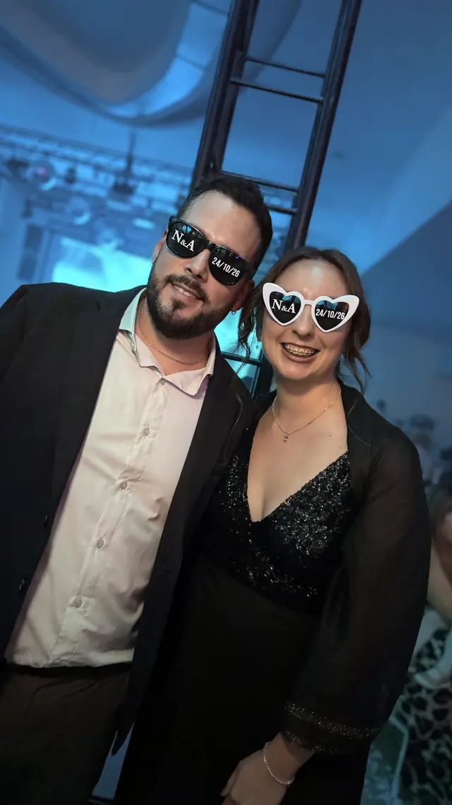 Pareja de invitados elegantes bajo luz azul