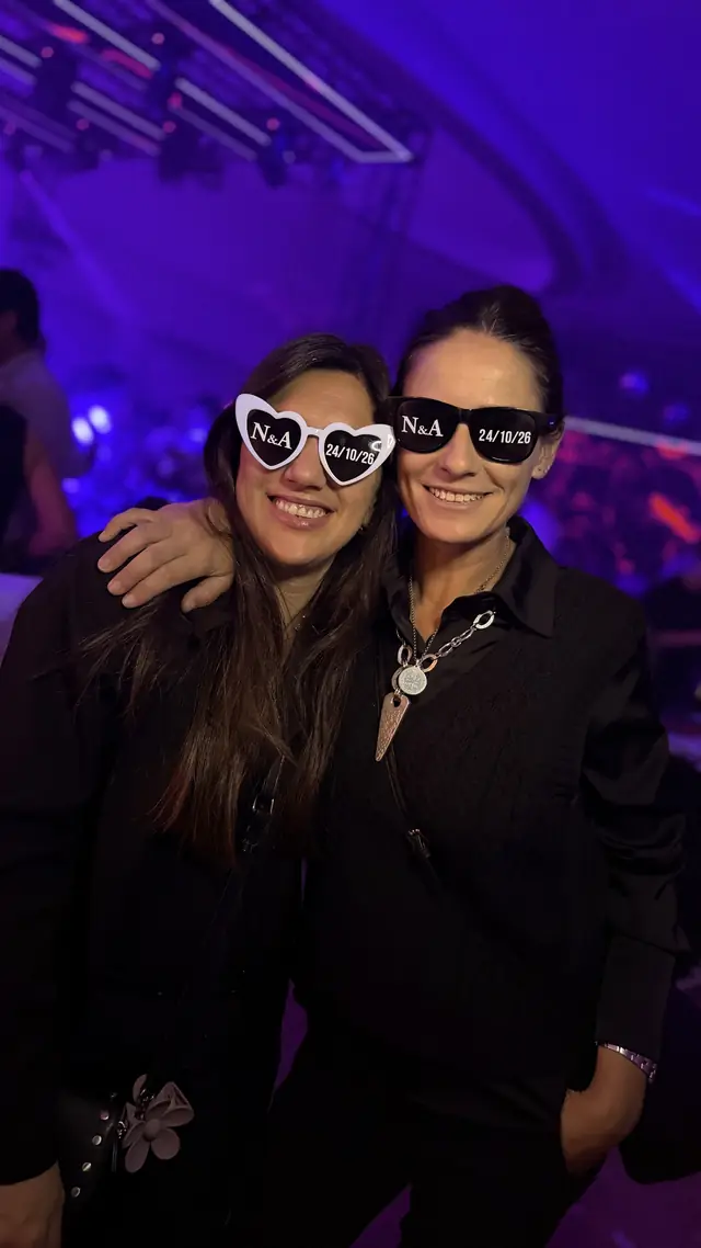 Dos amigas con anteojos de la boda